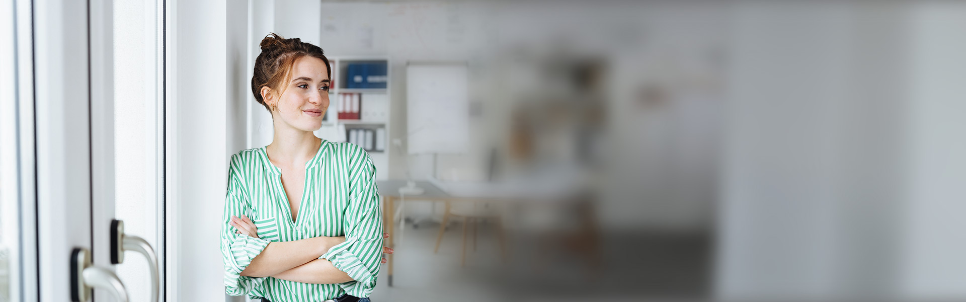 eine Frau, die sich an eine Wand lehnt