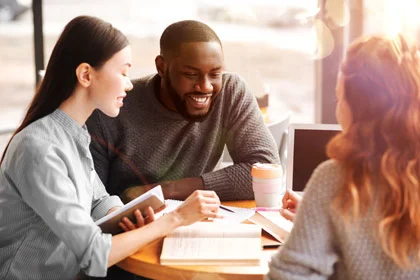 zwei Personen sitzen an einem Tisch in einem Café