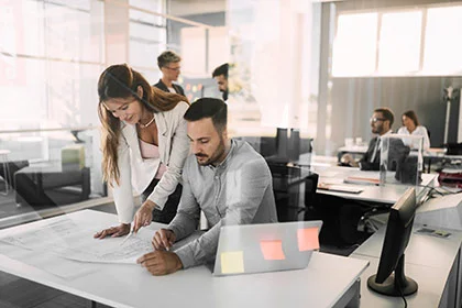 eine Gruppe von Menschen, die in einem Büro arbeiten